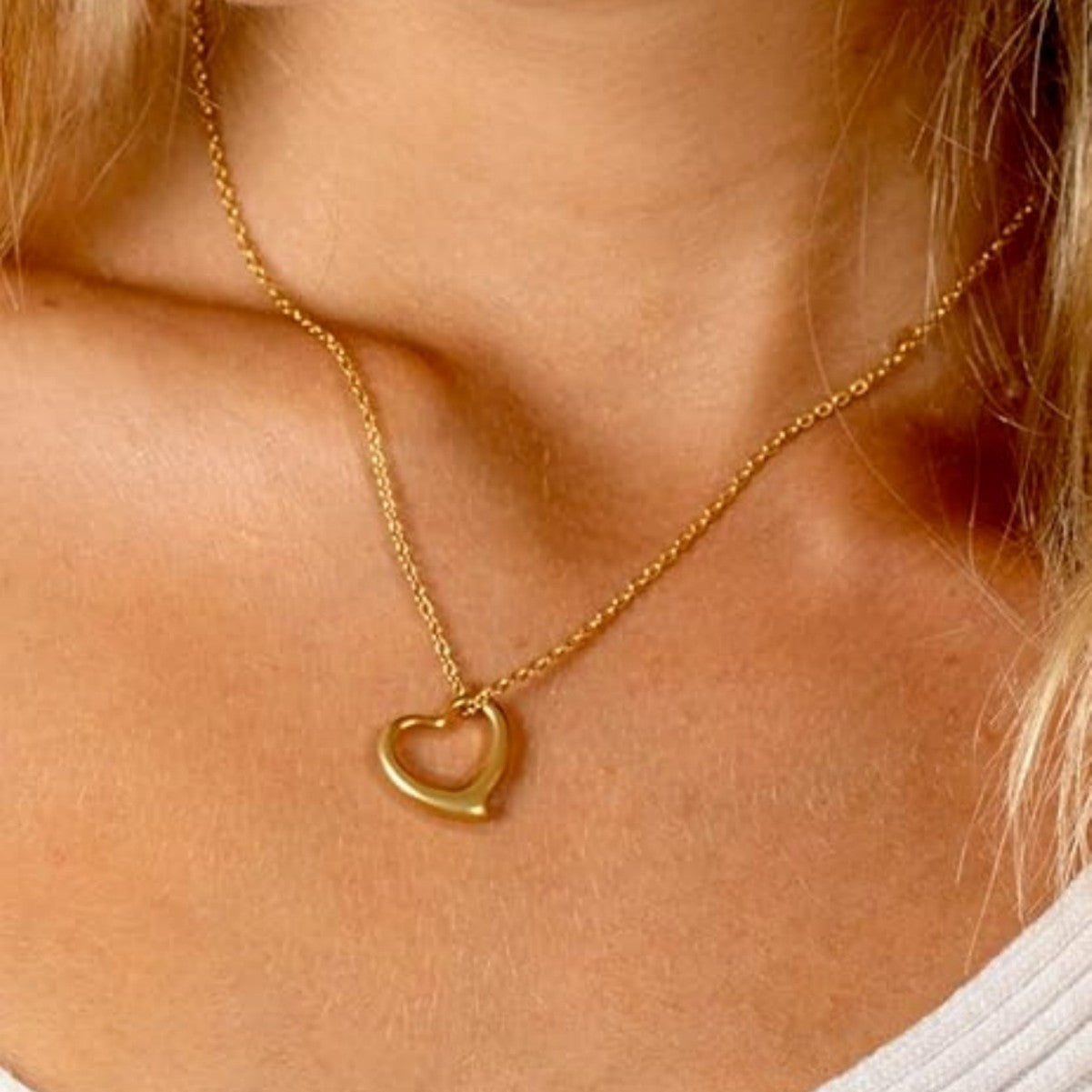 Womens Elegant Hollowed-Out Heart Necklace