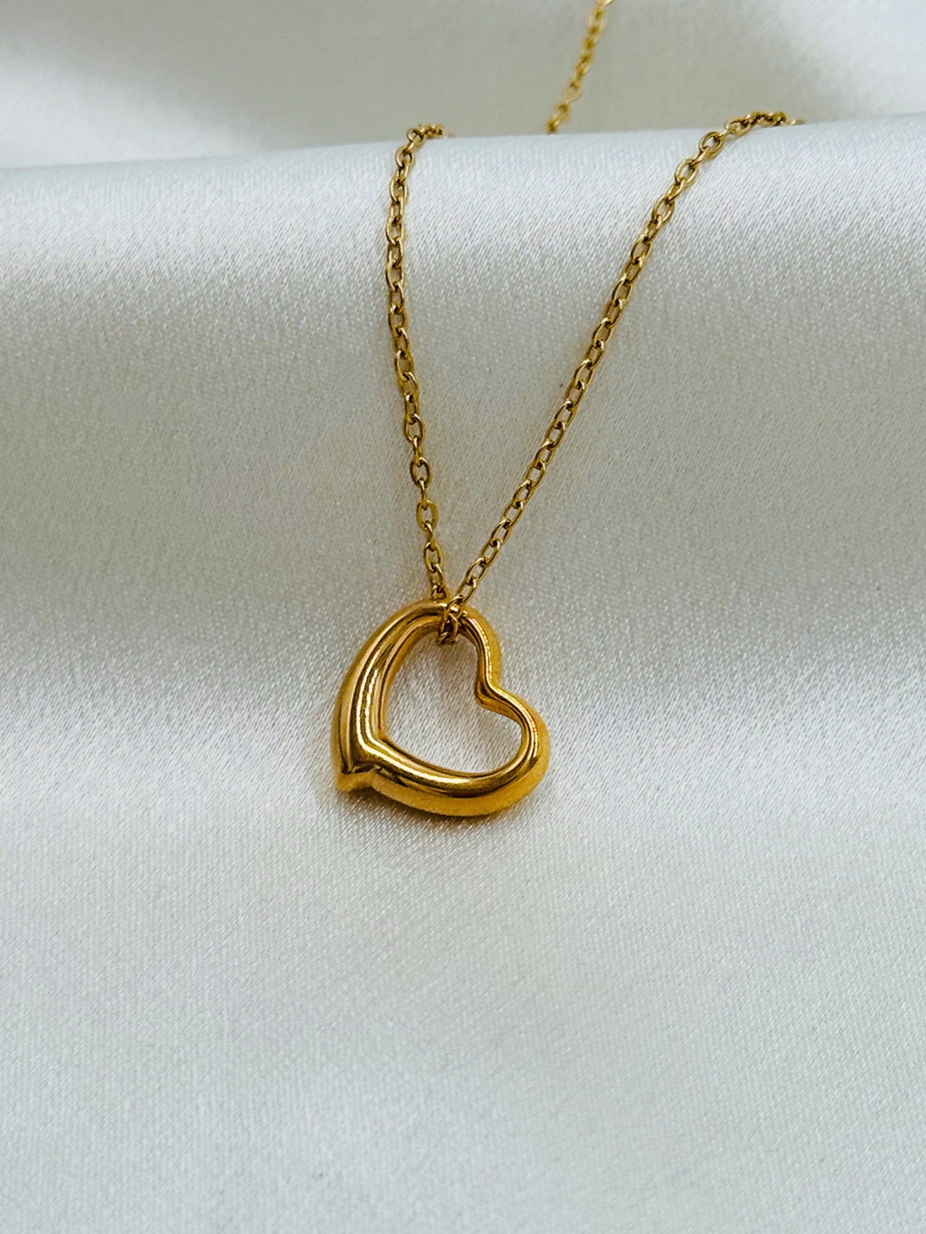Womens Elegant Hollowed-Out Heart Necklace