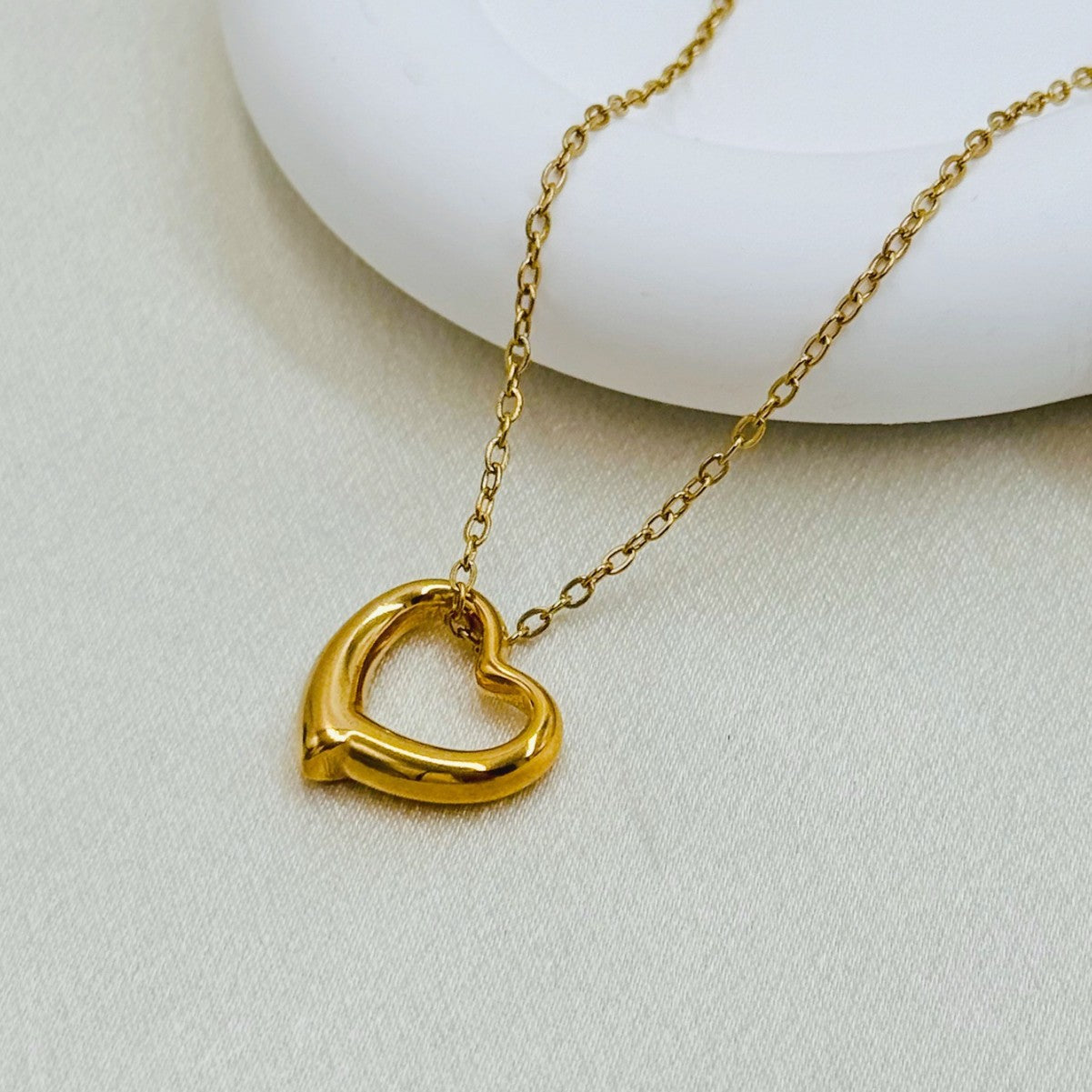 Womens Elegant Hollowed-Out Heart Necklace